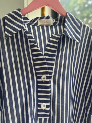 Ao sơ mi nữ dáng suông với thiết kế sọc ngang và dọc màu xanh navy