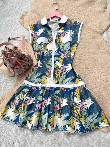 Chiếc váy liền thân dáng suông xòe, được làm từ chất liệu vải nhẹ, thoáng mát – phù hợp cho mùa hè.