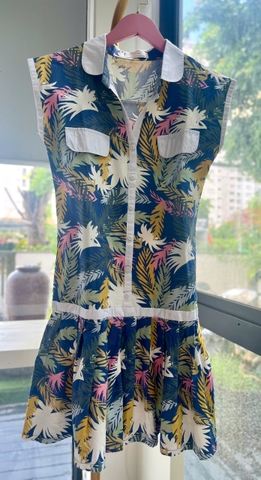 Chiếc váy liền thân dáng suông xòe, được làm từ chất liệu vải nhẹ, thoáng mát – phù hợp cho mùa hè.