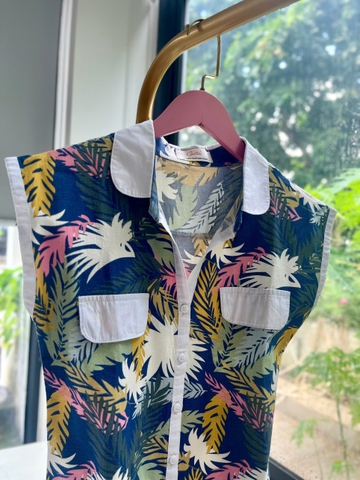 Chiếc váy liền thân dáng suông xòe, được làm từ chất liệu vải nhẹ, thoáng mát – phù hợp cho mùa hè.