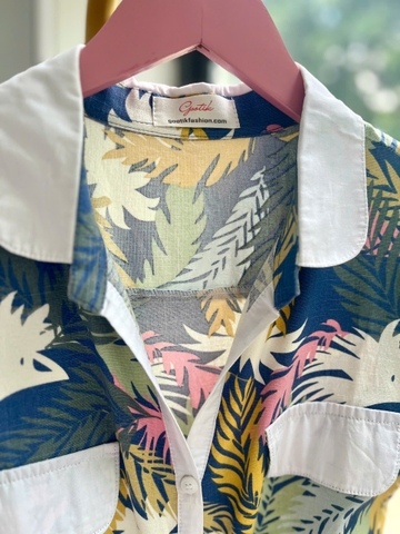 Chiếc váy liền thân dáng suông xòe, được làm từ chất liệu vải nhẹ, thoáng mát – phù hợp cho mùa hè.