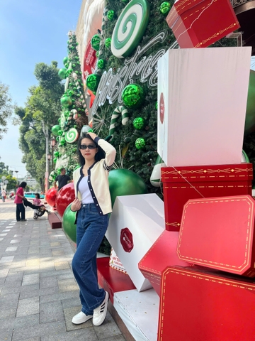 Quần jeans ống suông xanh đậm thêu họa tiết túi sau - GOOTIKFASHION