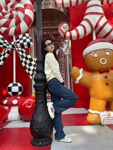 Quần jeans ống suông xanh đậm thêu họa tiết túi sau - GOOTIKFASHION