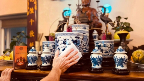 Cách vệ sinh bát hương chuẩn phong thủy không lo mất lộc