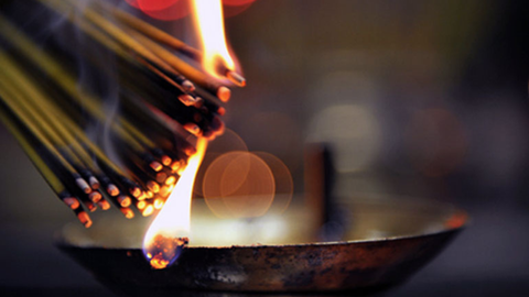 Cháy bát hương báo hiệu điềm gì? Hướng dẫn cách hóa giải