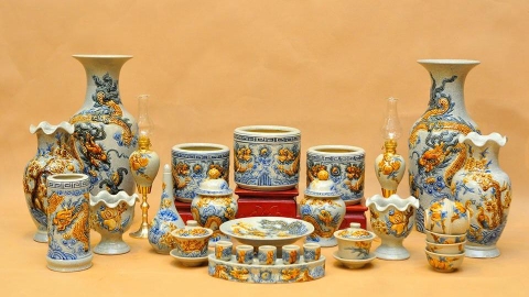 Gốm sứ vẽ vàng: Nét đẹp hoàng gia cho không gian sống