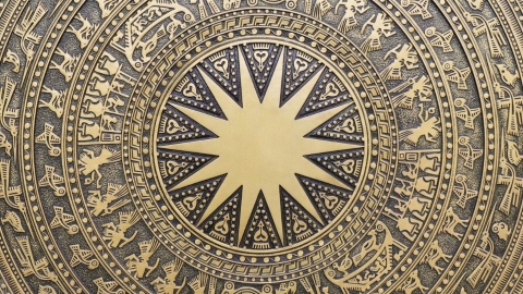 Khám phá ý nghĩa họa tiết trống đồng Đông Sơn trên sản phẩm gốm sứ