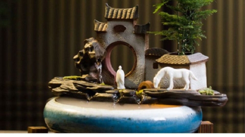 Thác nước phong thủy gốm sứ: Bí quyết kích hoạt vận may và tài lộc