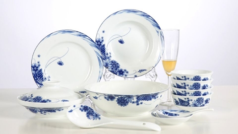 Thời điểm nào nên thay đổi bộ đồ dùng bàn ăn để bảo vệ sức khỏe gia đình?