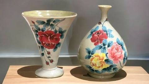 Khám phá vẻ đẹp tinh tế của lọ hoa vẽ tay Bát Tràng