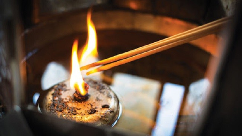 Ý nghĩa số lượng nén hương trong nghi lễ thờ cúng của người Việt