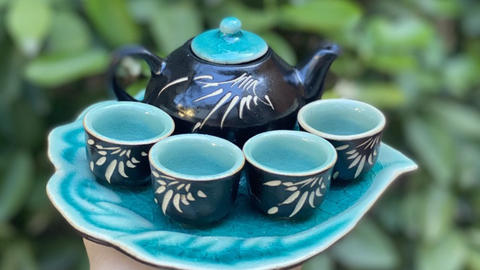 Ý nghĩa tâm linh của bộ ấm chén trà thờ cúng trên bàn thờ Việt 