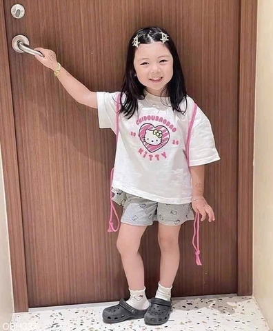 SÉT BỘ ÁO TRẮNG QUẦN SHORT IN TRÀN KITTY TẶNG BALO VẢI CHO BÉ GÁI