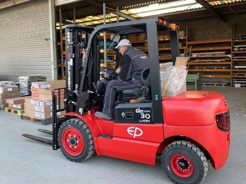 Xe nâng điện Lithium 3 Tấn EFL302