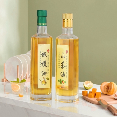 Chai thủy tinh đựng rượ.u vuông vát 4 góc 500ml nắp vàng