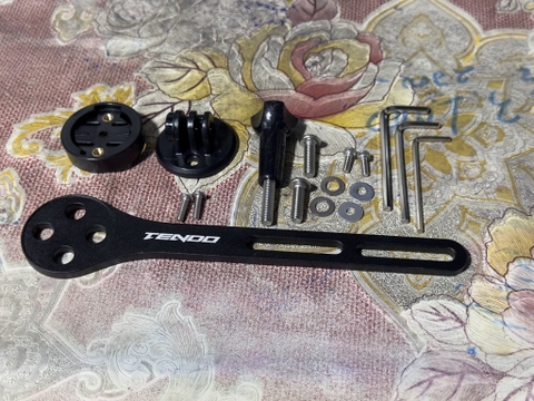 Pát đồng hồ carbon Tendo bắt 2 ốc pô tăng