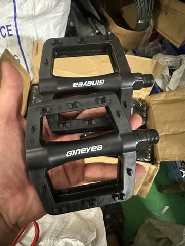 Pedal Nhựa GINEYEA Trục Côn Bi