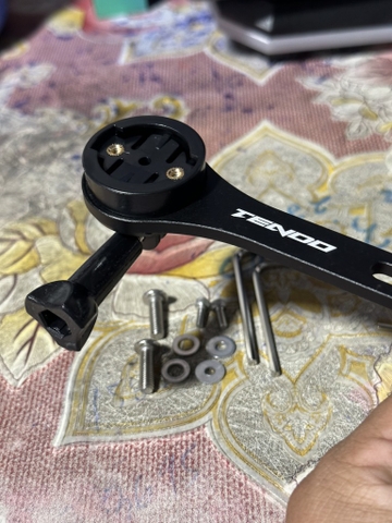 Pát đồng hồ carbon Tendo bắt 2 ốc pô tăng