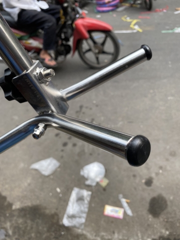 CHỐNG DỰNG XE KIỂU L INOX LOẠI 1
