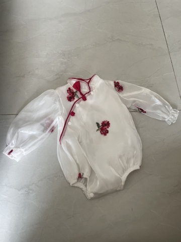 Áo dài em bé trắng thêu hoa đỏ thương hiệu Design for baby