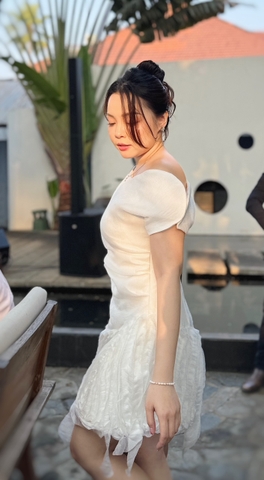 Đầm trắng với phần chân váy cách điệu thương hiệu MAVEN