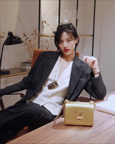 Blazer đen thương hiệu ZARA