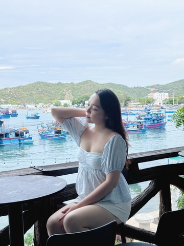 Áo croptop tay bồng hoa nhí