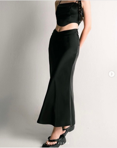 Chân váy đen lụa khoét chữ V thương hiệu Ướm