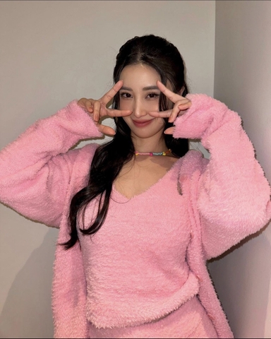 Set đồ gồm áo, quần, áo khoác thương hiệu LIPHOP