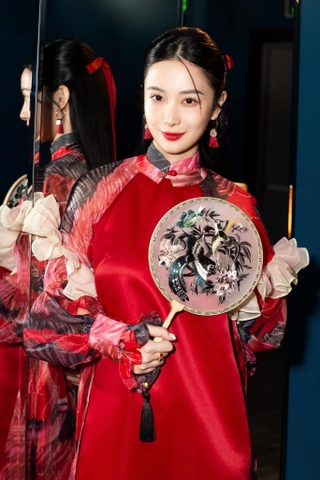 Set áo dài gồm áo, quần, yếm và mấn của thương hiệu ONONMADE