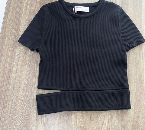 Áo thun gân thương hiệu Bershka