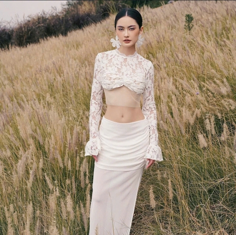 Sét áo tay dài và chân váy xẻ tà