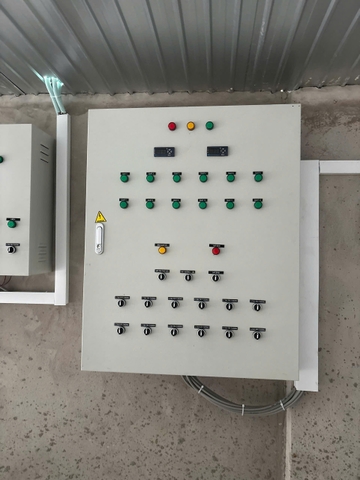 Tủ điều khiển 12 quạt 3 pha có bảo vệ mất pha, có chế độ úm, báo quá tải, bảo vệ động cơ của quạt hút trong trại