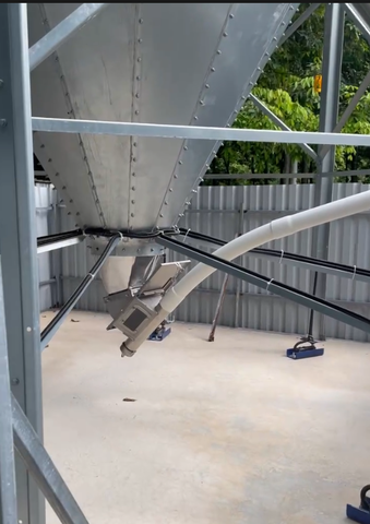 ĐƯỜNG TRUNG CHUYỂN CÁM DÀI 10M TỪ SILO VÀO HOPPER ÂM TRONG NHÀ CÁM CỦA TRẠI VỊT 12X80M