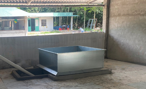 Bồn chứa cám tôn kẽm dùng cho đường ăn tự động, đường truyền cám tự động 1200-1500kg để trong kho chứa cám