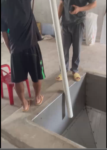 ĐƯỜNG TRUNG CHUYỂN CÁM DÀI 10M TỪ SILO VÀO HOPPER ÂM TRONG NHÀ CÁM CỦA TRẠI VỊT 12X80M