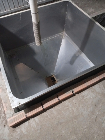 Bồn chứa cám tôn kẽm dùng cho đường ăn tự động, đường truyền cám tự động 1200-1500kg để trong kho chứa cám