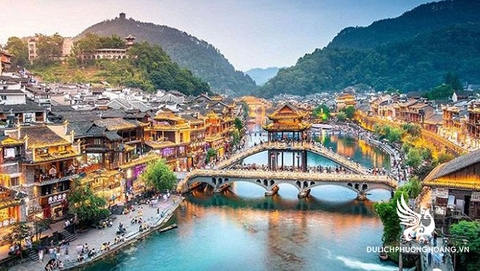 TRƯƠNG GIA GIỚI – THIÊN MÔN SƠN  –  PHƯỢNG HOÀNG CỔ TRẤN