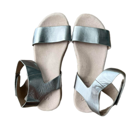 Dép Sandal nữ quai hậu màu bạc Soul Naturalizer women's Trendy Flat Sandal - Hàng xuất Mỹ