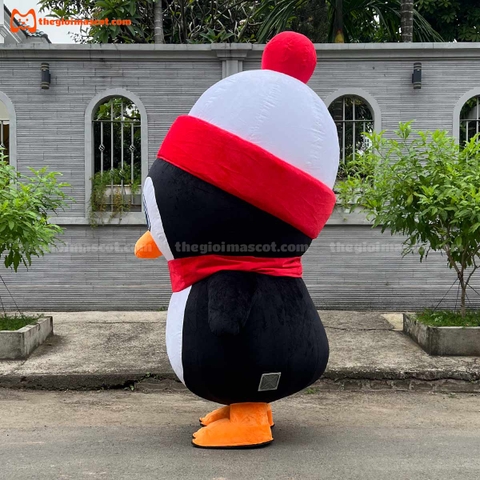 Mascot Hơi Chim Cánh Cụt Quàng Khăn Đỏ