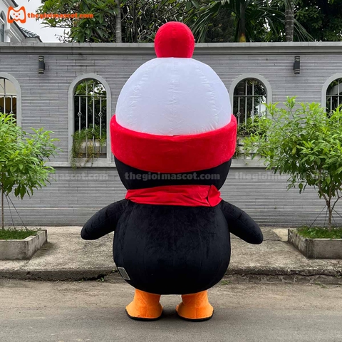 Mascot Hơi Chim Cánh Cụt Quàng Khăn Đỏ