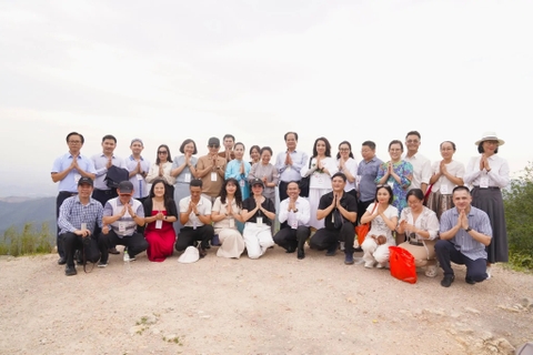 THE DELEGATION OF THE NATIONAL SCIENTIFIC CONFERENCE PAYS A REVERENT VISIT AND OFFERS INCENSE AT NGOA VAN SACRED SANCTUARY