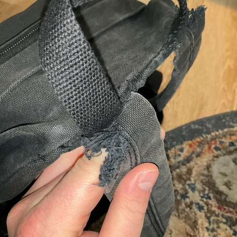 Balo bị đứt quai cần sửa chữa