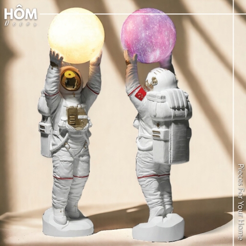 Tượng phi hành gia cầm đèn mặt trăng