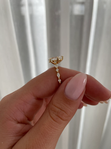 Nhẫn Kim Cương Pear - Accent Band