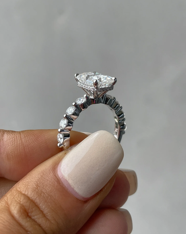 Nhẫn Kim Cương Radiant - Side Stones & Hidden Halo