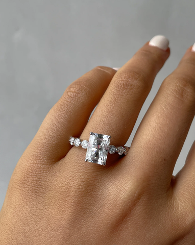 Nhẫn Kim Cương Radiant - Side Stones & Hidden Halo