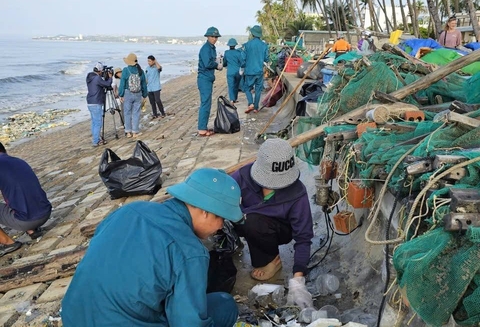 Lâm Đồng: người dân, chiến sĩ và du khách nước ngoài chung tay bảo vệ môi trường biển Mũi Né