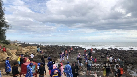 Vùng biển nước trồi ở Bình Thuận trước đây, nay thuộc tỉnh Lâm Đồng, rùa lên đẻ trứng, là nơi nuôi hải sản đặc biệt gì?