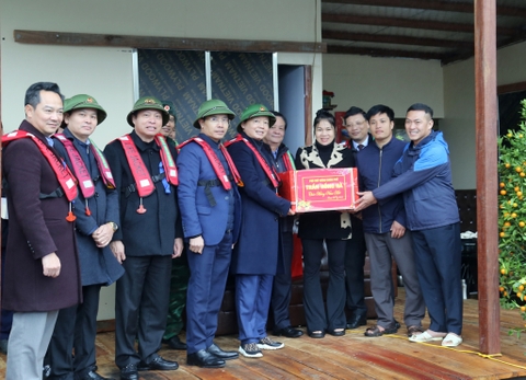 Phó Thủ tướng Chính phủ Trần Hồng Hà kiểm tra hoạt động nuôi trồng thủy sản tại huyện Vân Đồn